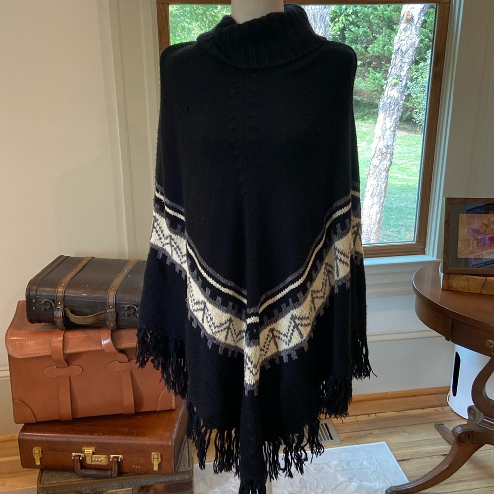 Evan Picone black/ cream vintage poncho!!!